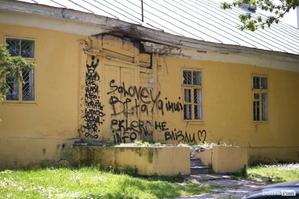 Опломбовані двері зруйнованої будівлі