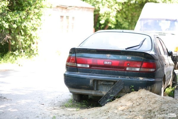 Покинутий автомобіль без імені