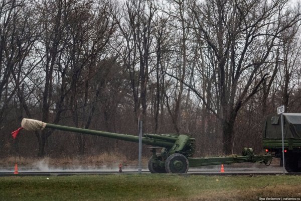 На вулицях Сімферополя з'явилася військова техніка