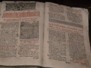 У Луцьку почали оцифровувати стародруки з колекції Музею книги. ВІДЕО