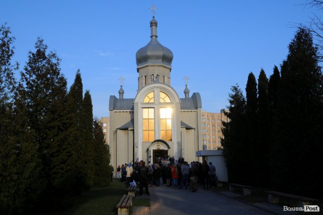 Чистий четвер: сотні лучан понесли додому вогонь. ФОТО