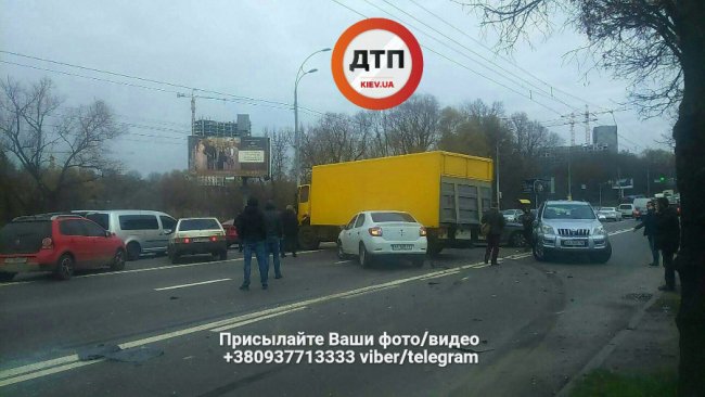 У Києві - аварія за участю вантажівки і 5 іномарок