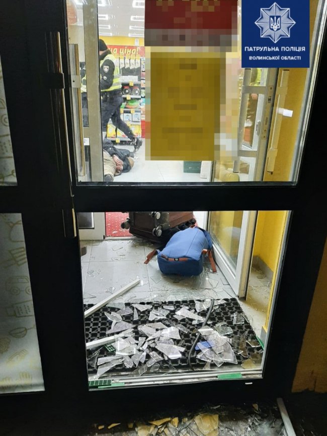 На кілька секунд спрацювала сигналізація: лучанка вночі почула, як хтось проник у магазин. ФОТО