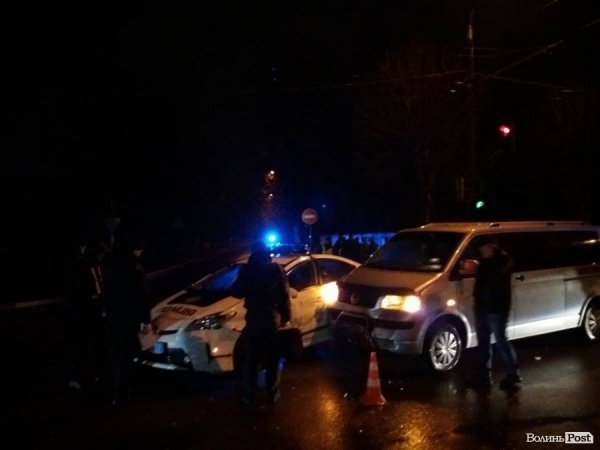 Аварія в Луцьку: зіткнулися бус та авто патрульної поліції