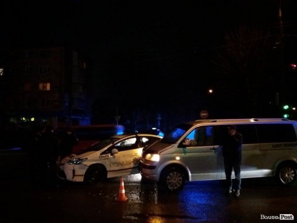 Аварія в Луцьку: зіткнулися бус та авто патрульної поліції