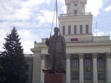 На Херсонщині окупанти встановили пам’ятник Леніну
