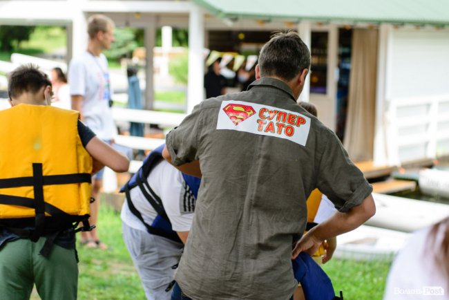 У луцькому парку в День батька влаштували унікальні перегони на човнах. ФОТО