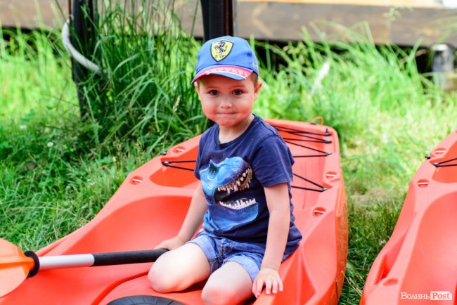 У луцькому парку в День батька влаштували унікальні перегони на човнах. ФОТО