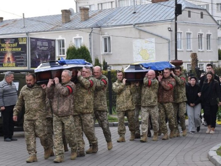 У Луцьку попрощалися з двома воїнами Анатолієм Андрусиком та Богданом Новосадом