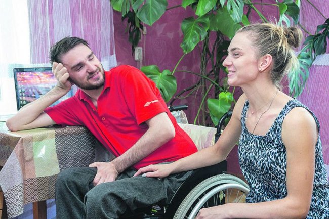 Попри біль і страшну трагедію: прикутий до візка волинянин одружився з коханою