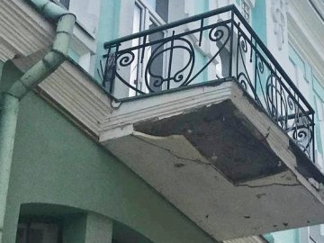 У центрі Луцька в будинку, який віднесений до пам’яток архітектури, руйнується балкон. ВІДЕО