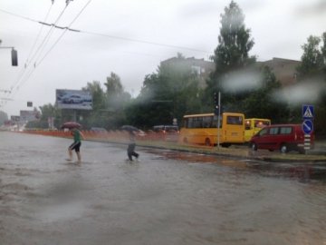 Злива у Луцьку заблокувала рух маршруток