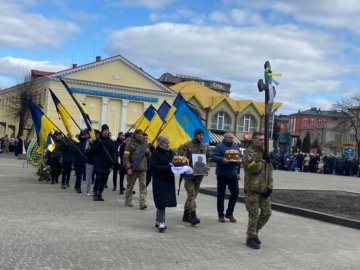 «Уже перша вчителька бачила – це буде золота людина»: Ковель попрощався із воїном, який врятував побратимів