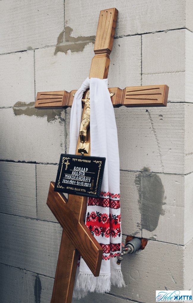 Волиняни встелили квітами шлях для кортежу полеглого Героя: в останню дорогу провели воїна Андрія Бондара