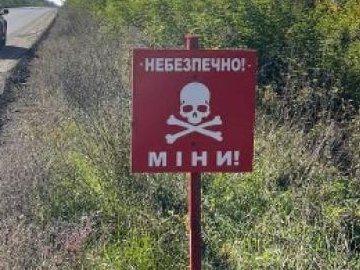 На Волині почали ремонтувати зруйновані внаслідок детонації мін дороги 