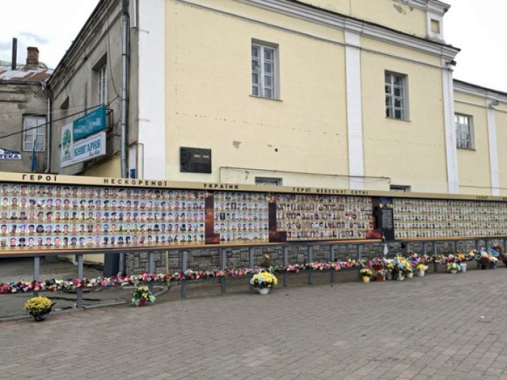 Стало відомо, куди планують перенести фотостенд загиблих воїнів з центру Луцька