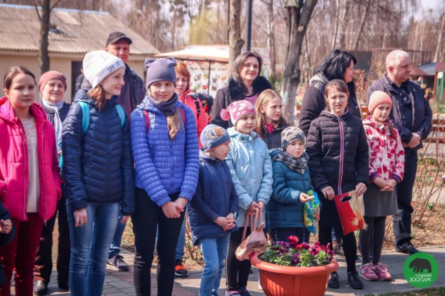 Юні луцькі художники презентували виставку робіт у луцькому зоопарку. ФОТО