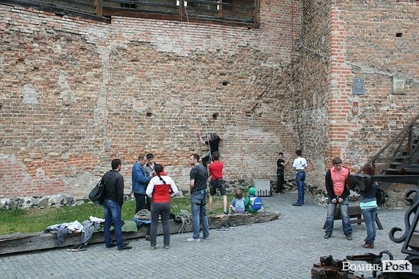У Луцьку на древніх стінах вчили альпінізму. ФОТО