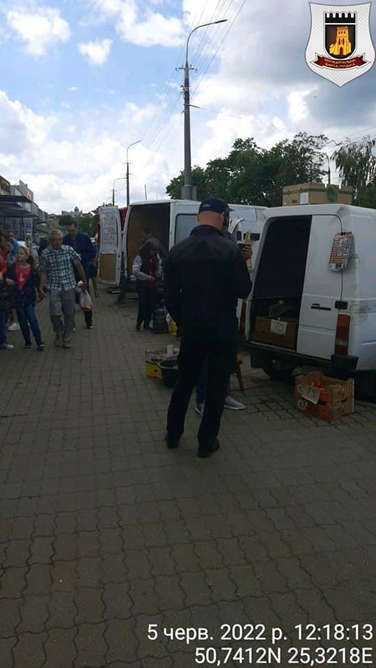 Незаконна торгівля з автомобілів у Луцьку: продавців штрафуватимуть, товар віддадуть на потреби ЗСУ