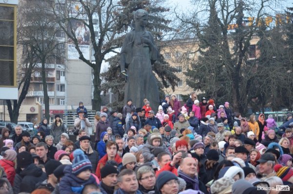 У Луцьку запалили новорічну ялинку. ФОТО