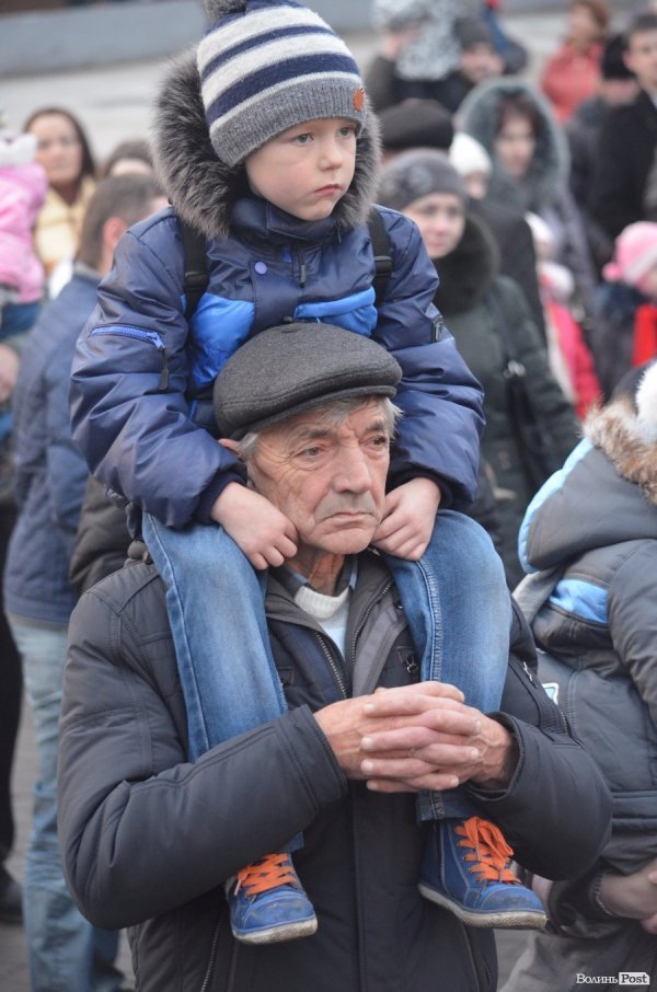 У Луцьку запалили новорічну ялинку. ФОТО