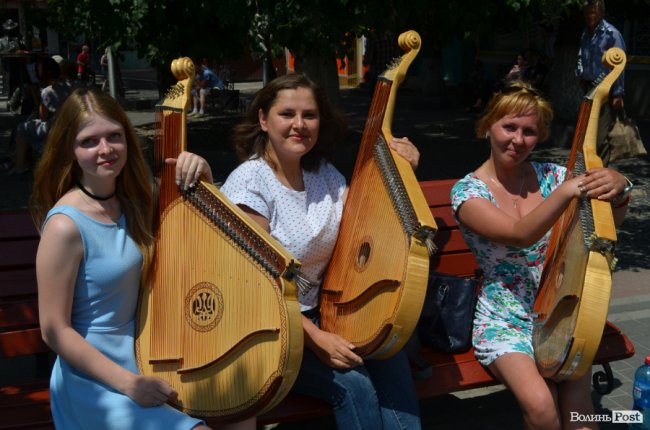 Бандуристки підкорили лучан віртуозним виконанням на головній пішохідній вулиці. ФОТО