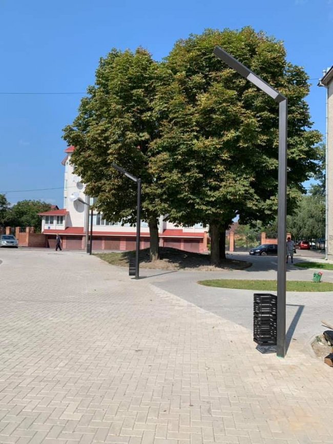 У центрі Луцька облаштовують ще один сучасний сквер. ФОТО
