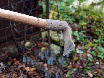 На Волині вчителька сапкою вдарила сусідку