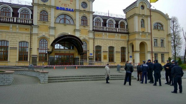 На вокзалі через підозрілу спортивну сумку викликали патрульних. ФОТО