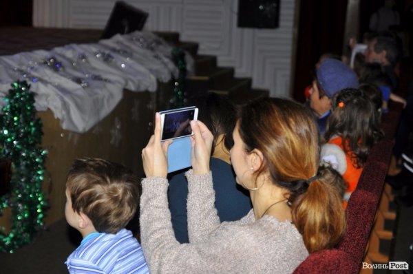 Ведмеді, зайчики і танцюючі ялинки: у Луцьку діткам влаштували новорічну казку