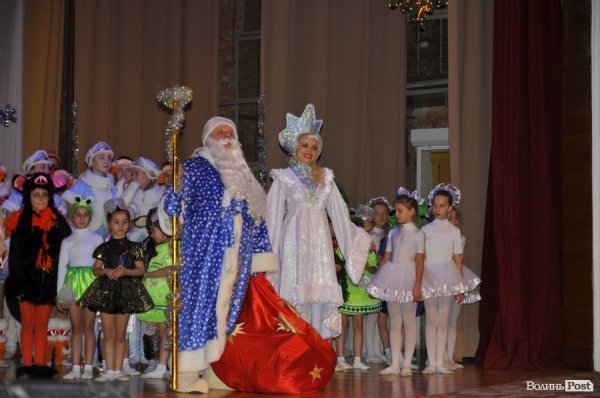 Ведмеді, зайчики і танцюючі ялинки: у Луцьку діткам влаштували новорічну казку