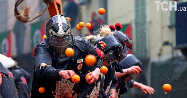 В Італії влаштували масову бійку апельсинами. ФОТО