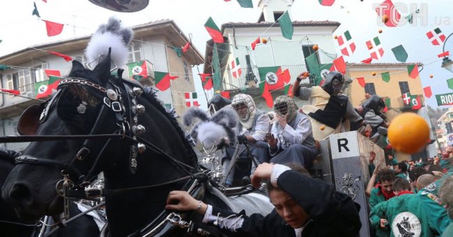 В Італії влаштували масову бійку апельсинами. ФОТО