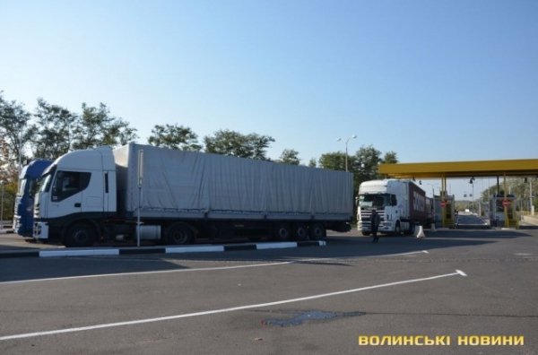 На Волині 5 фур гумконвою з Європи потрапили у ДТП. ВІДЕО