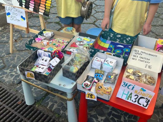 У Луцьку сестрички-двійнята продають саморобні іграшки та печива, щоб допомогти ЗСУ. ФОТО, ВІДЕО