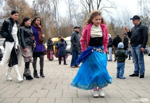 У центрі Луцька гуляли цигани. ФОТО