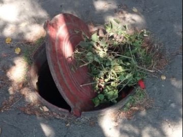 У місті на Волині діти позначили небезпечний люк, у який ледь не провалилися. ВІДЕО