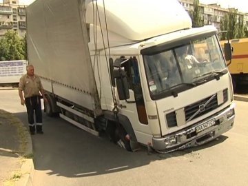 У Києві вантажівка провалилася в асфальт. ФОТО