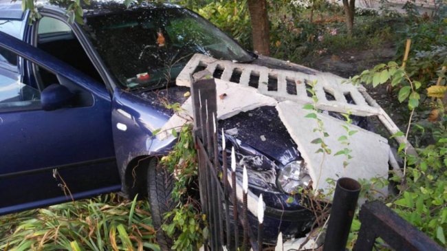 Нічна аварія в Ківерцях: автівка влетіла паркан, а нетверезий водій втік