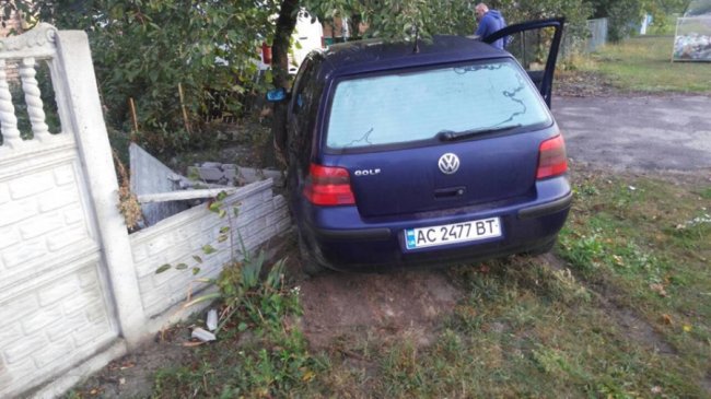 Нічна аварія в Ківерцях: автівка влетіла паркан, а нетверезий водій втік
