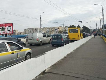 У Луцьку причепурять міст на Перемоги 