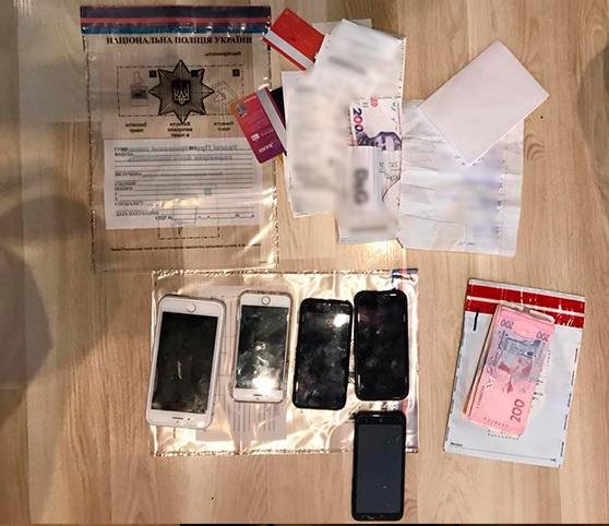 Троє жителів Луцька у соцмережі продавали неіснуючий жіночий одяг