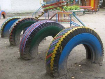 «Це вчорашній день»: у Луцьку з майданчиків шкіл і дитсадків зникнуть автомобільні шини