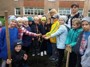 Волинські гімназисти посадили фруктовий сад в честь ювілею навчального закладу