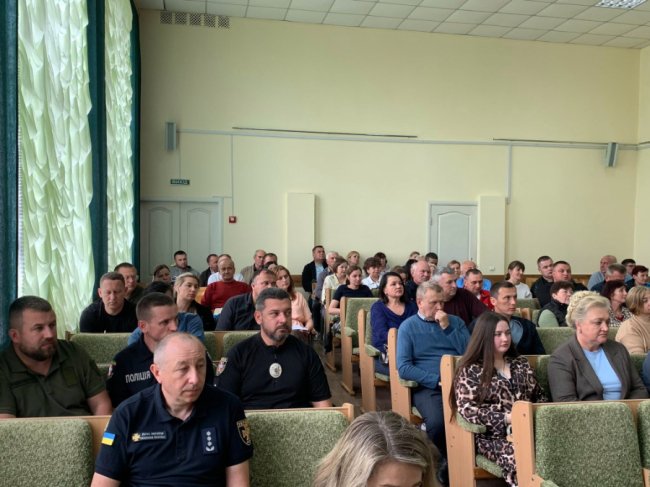 Поліція й ТЦК зможуть перевіряти житло, автівки та речі відпочивальників на Світязі: правила 2025