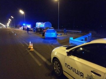 На трасі «Київ-Чоп» вантажівка зіткнулася з легковиком: є потерпіла. ФОТО