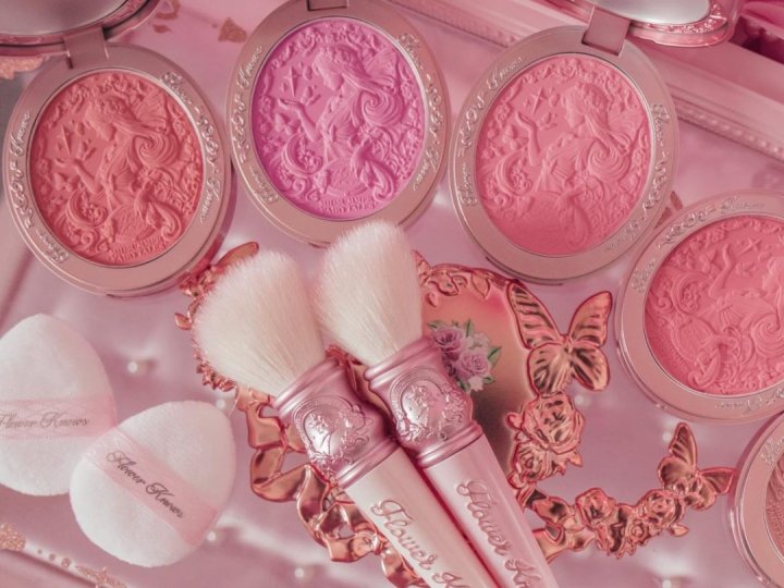 Як рум’яна Flower Knows змінюють форму обличчя: поради з контурингу від Holy Lu