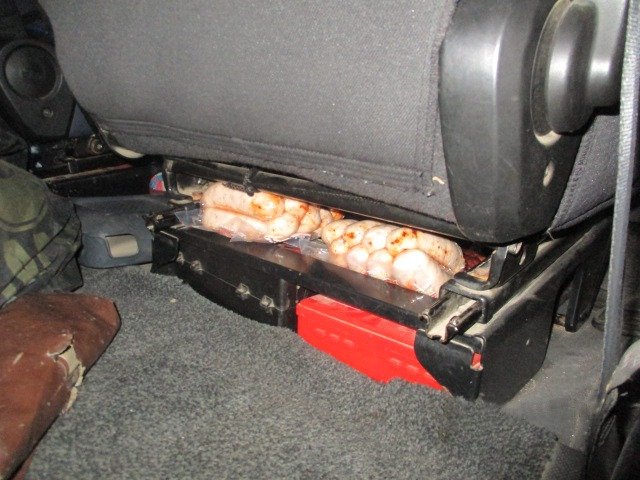 На волинському пункті пропуску вилучили легковик, набитий продуктами харчування. ФОТО