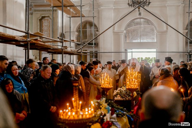 «Їх ми з честю поховаємо, а завтра підемо в бій»: Луцьк попрощався з воїнами Павлом Хомиком та Віктором Коханюком