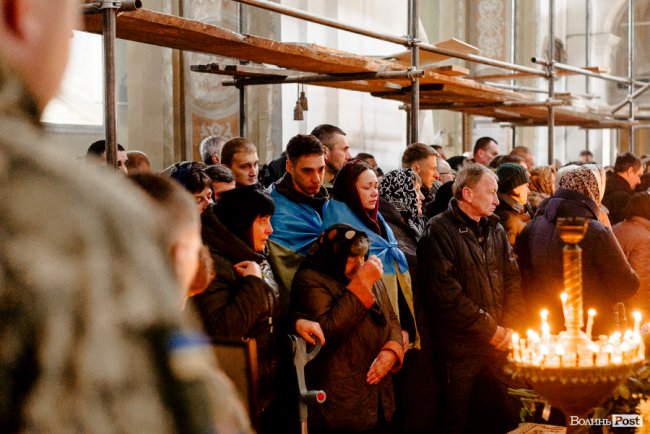 «Їх ми з честю поховаємо, а завтра підемо в бій»: Луцьк попрощався з воїнами Павлом Хомиком та Віктором Коханюком